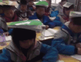 现在小学生都这么挨罚了么？儿童gif搞笑图片