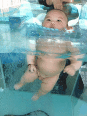 这娃游泳技术好呀儿童gif搞笑图片