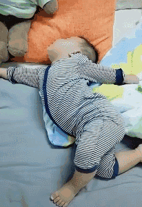 现在小孩子的睡姿都这么飘逸了吗儿童gif搞笑图片