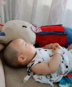 熊孩子睡醒就翘个二两腿沉思，那姿势牛掰坏了儿童gif搞笑图片