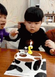 两个嘴漏风的宝宝，半天也没用吹灭蜡烛儿童gif搞笑图片