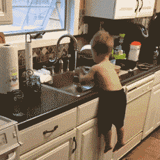 看到熊孩子这样，我就放心了儿童gif搞笑图片