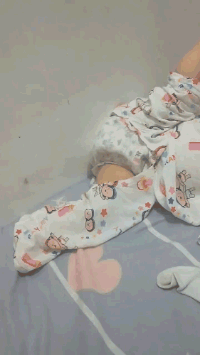 这睡姿，难度系数真高啊！儿童gif搞笑图片