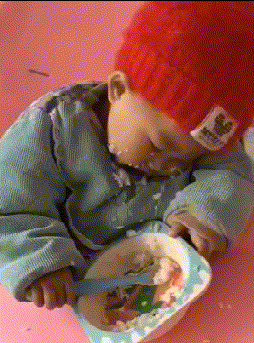 看来吃饭真是一件累人的事情啊，见到很多吃饭睡着的儿童gif搞笑图片