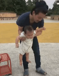 这小宝贝的jio是多不想放在地面上儿童gif搞笑图片