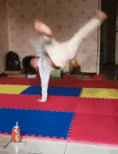 这小孩长大后不得了啊儿童gif搞笑图片