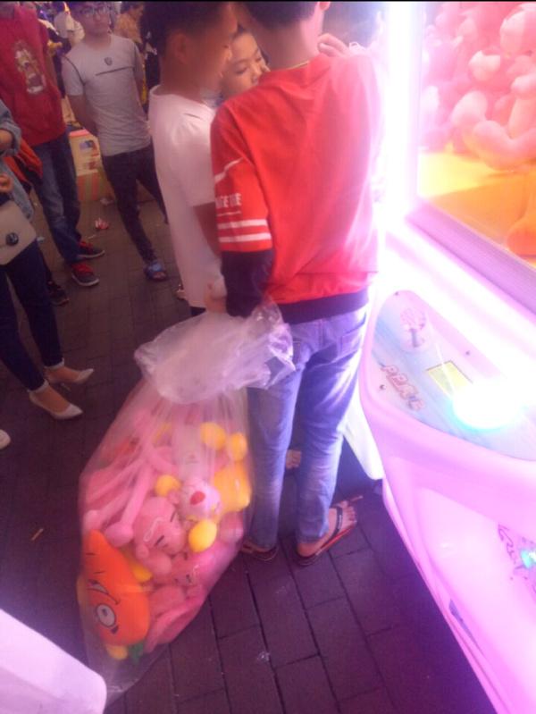 小兄弟，行行好，放过娃娃机老板吧儿童gif搞笑图片