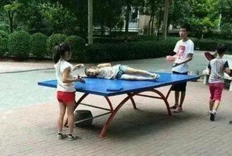 妹妹的作用儿童gif搞笑图片