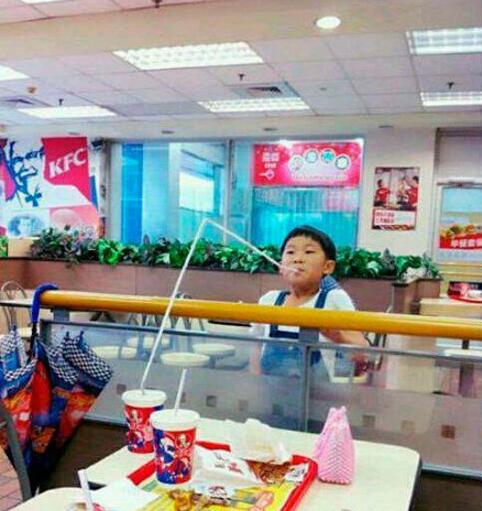 我有我喝饮料的方式儿童gif搞笑图片