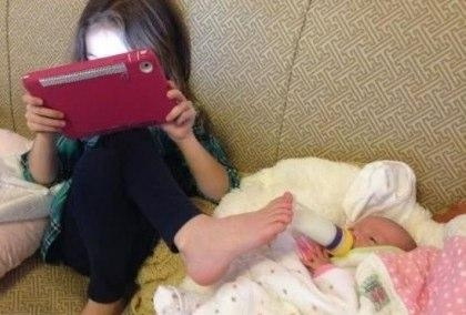 是亲姐姐么？儿童gif搞笑图片