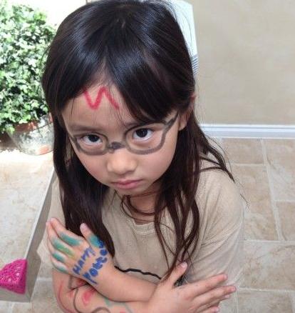 黄磊晒7岁女儿近照 幼女扮哈利波特卖萌乐翻网友儿童gif搞笑图片