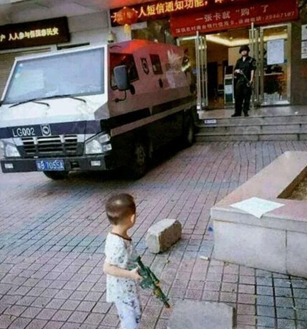 小弟，回家再练几年吧儿童gif搞笑图片