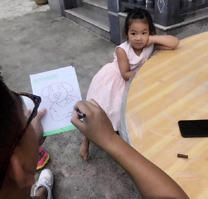 这个叔叔也太坏了吧？儿童gif搞笑图片