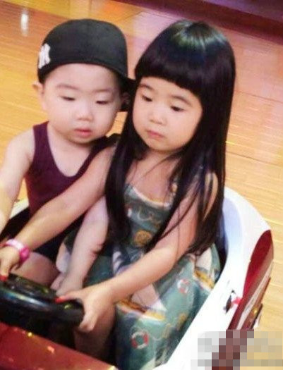 这也太有夫妻相了，在一起在一起！儿童gif搞笑图片