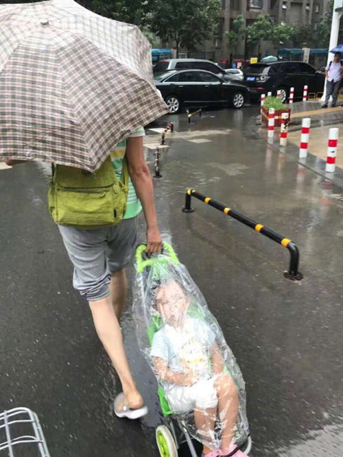 下雨天超有爱的防雨装备儿童gif搞笑图片