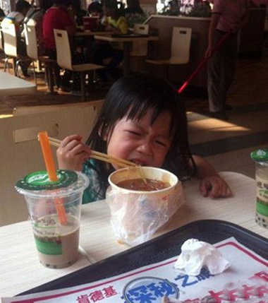 吃个酸辣粉要不要这么霸道～儿童gif搞笑图片