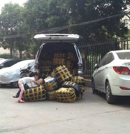 光天化日之下，朗朗乾坤！妹子放开我小弟弟儿童gif搞笑图片