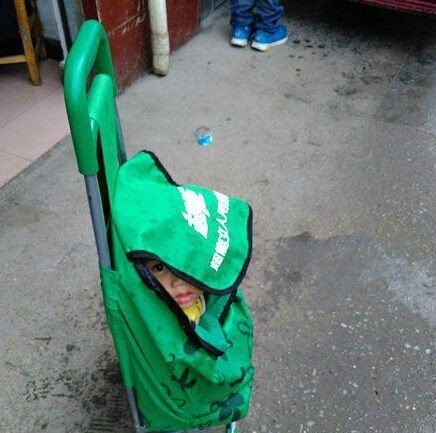 熊孩子的特殊避雨方式儿童gif搞笑图片