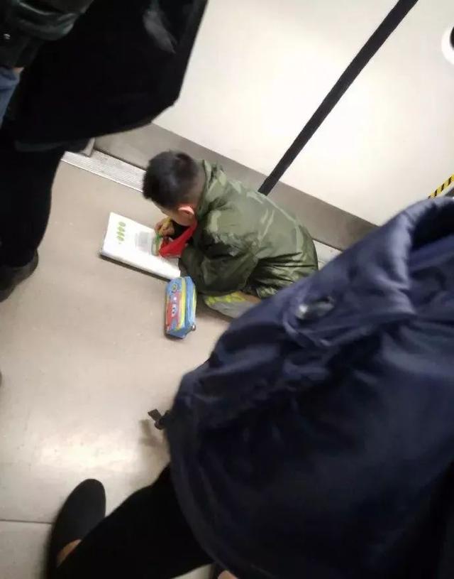 现在祖国的花朵压力这么大吗？儿童gif搞笑图片