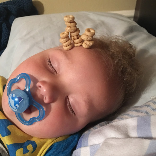 国外奶爸们的最新娱乐项目——叠麦圈儿童gif搞笑图片