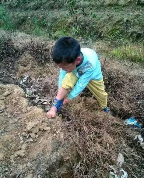 记得小时候，跑的太快儿童gif搞笑图片