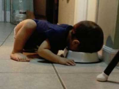 人类不能这样吃饭儿童gif搞笑图片