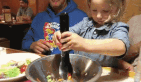 这个盆竟然会魔法，我怎么都夹不完儿童gif搞笑图片