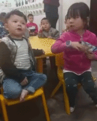 小小年纪就这么有魅力，长大了不得了儿童gif搞笑图片