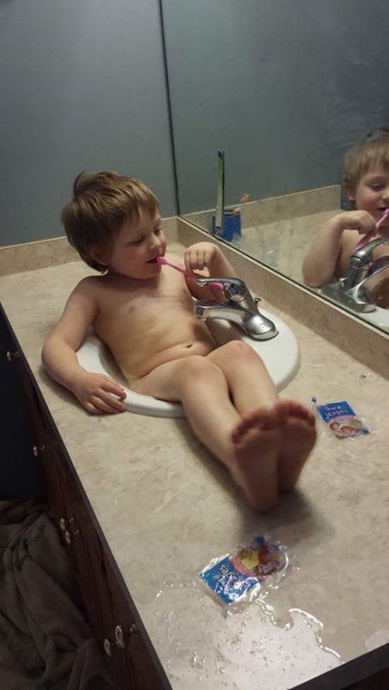 熊孩子，你真会享受啊儿童gif搞笑图片