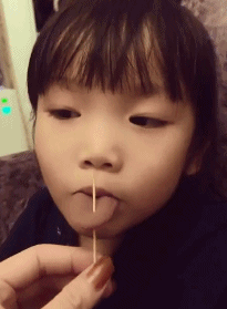 小小年纪，就会骗人了，让我白担心一场儿童gif搞笑图片