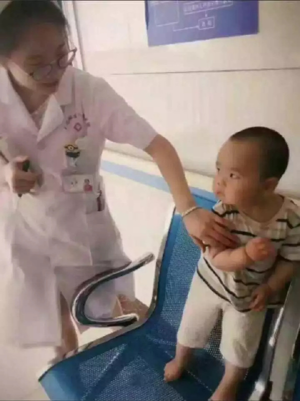 看这小眼神 绝对被骗过儿童gif搞笑图片