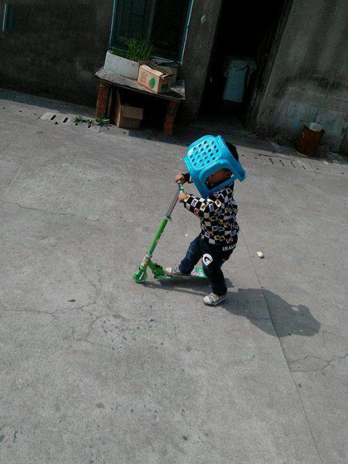 麻麻新买的安全头盔感觉还挺安全的儿童gif搞笑图片