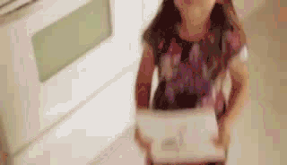 小妹妹画的粑粑可真像儿童gif搞笑图片