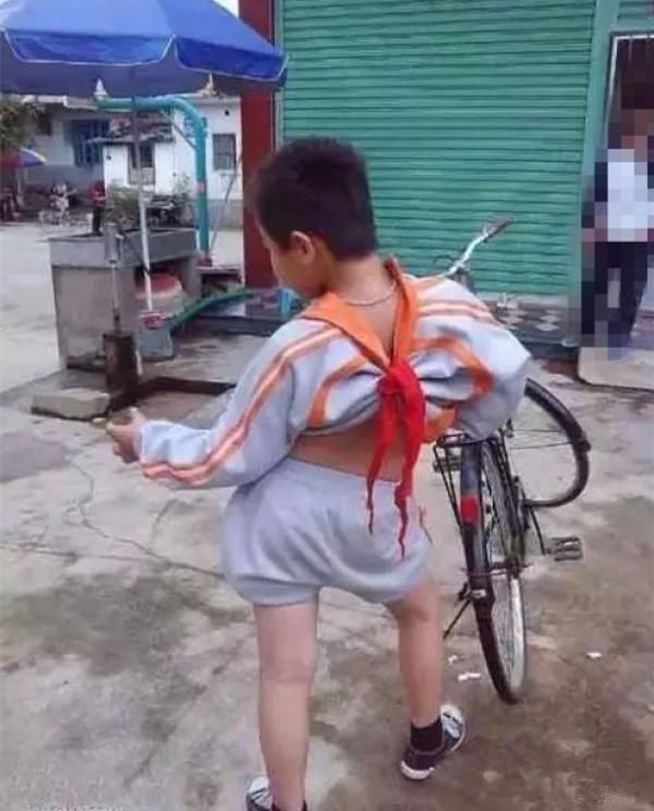 小伙子你的姿势太妩媚了儿童gif搞笑图片