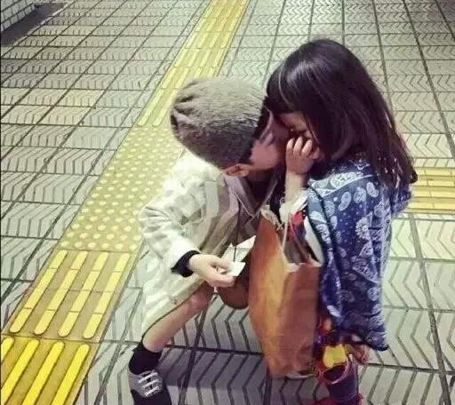 我从来不是一个反对早恋的人，但是你们也太早了吧儿童gif搞笑图片