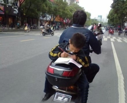 刻苦学习的楷模儿童gif搞笑图片