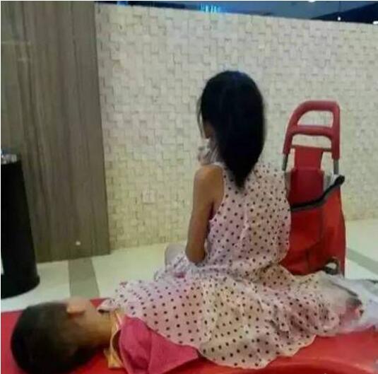 裙子当被子，好有爱的姐姐儿童gif搞笑图片