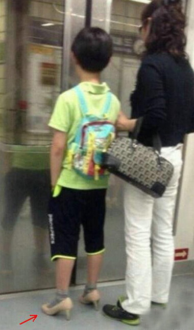 孝顺的儿子....儿童gif搞笑图片