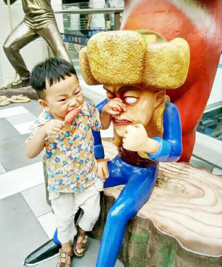 再不给光头强吃一口小心他该咬你了儿童gif搞笑图片