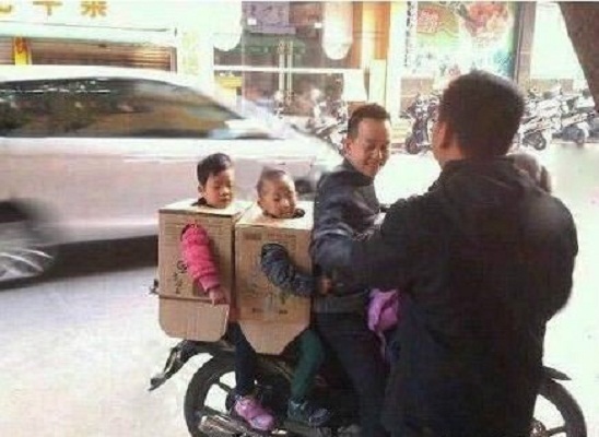 哟，给孩子的保护措施做得还不错！儿童gif搞笑图片