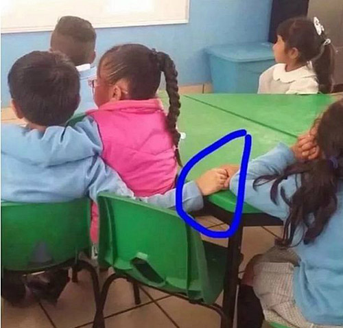 同学友谊从这一刻变成了爱情儿童gif搞笑图片