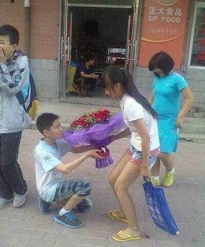 年纪这么小就学会撒狗粮了儿童gif搞笑图片