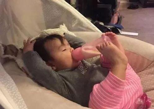 自力更生儿童gif搞笑图片