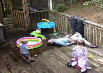 这熊孩子充话费送的吧？儿童gif搞笑图片