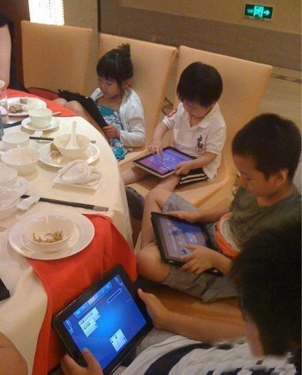 看看00后,80后，90后果然out了儿童gif搞笑图片