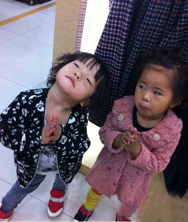 瞎嘚瑟个什么劲儿？儿童gif搞笑图片