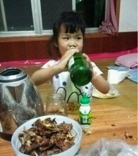 女汉子的潜质，从小就发挥得淋漓尽致儿童gif搞笑图片