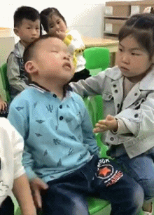 虽然打瞌睡是个技术活，但还是旁边的小姐姐辅助的好儿童gif搞笑图片