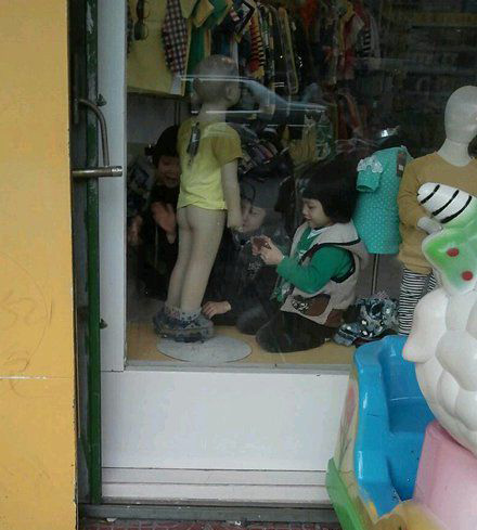 扒裤，围观，打PP，拍照，女汉子们的奇葩举动儿童gif搞笑图片