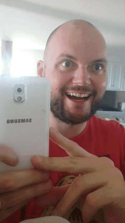 爱自拍的人，表情就是这么着儿童gif搞笑图片